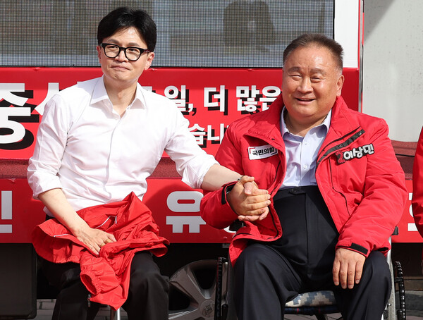 한동훈 국민의힘 비상대책위원장이 지난 4월 2일 오후 대전 유성구 지족역 사거리에서 열린 ‘국민의힘으로 유성살리기’ 지원유세에서 이상민 대전 유성구을 후보의 손을 잡고 있다. photo 뉴시스