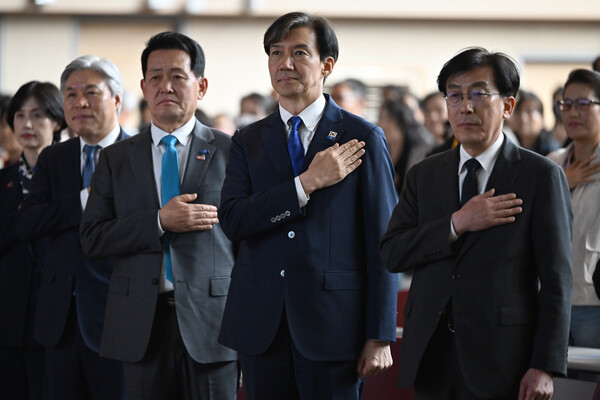 조국 조국혁신당 대표(사진 가운데)와 당직자들이 23일 오후 광주 서구 김대중컨벤션센터 다목적홀에서 열린 조국혁신당 22대 국회의원선거 광주전남 승리 보고대회에 참여해 국민의례하고 있다. photo 뉴시스
