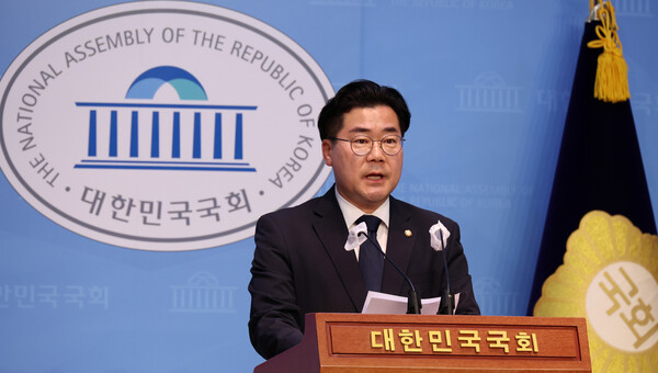 박찬대 더불어민주당 의원이 지난 21일 오후 서울 여의도 국회 소통관에서 원내대표 출마 선언 기자회견을 하고 있다. photo 뉴시스