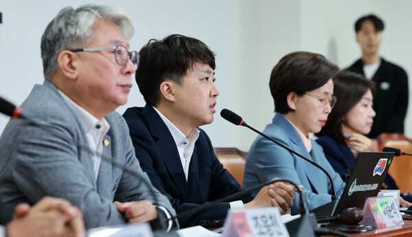 이준석 개혁신당 대표가 24일 오전 서울 여의도 국회에서 열린 최고위원회의에서 발언하고 있다. photo 뉴시스