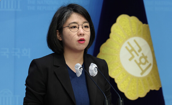 지난 4월 24일, 국회에서 '1인당 25만원 민생회복 지원금'과 관련한 입장을 발표하는 더불어민주연합 용혜인 의원. photo 뉴시스