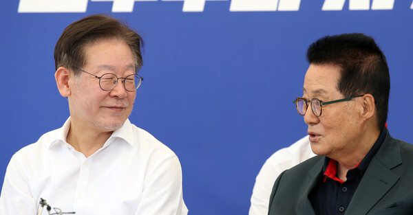 지난해 9월 단식투쟁 7일차인 이재명 더불어민주당 대표가 서울 여의도 국회 본청 앞 단식투쟁천막에서 박지원 전 국가정보원장과 대화를 나누고 있다. photo 뉴시스