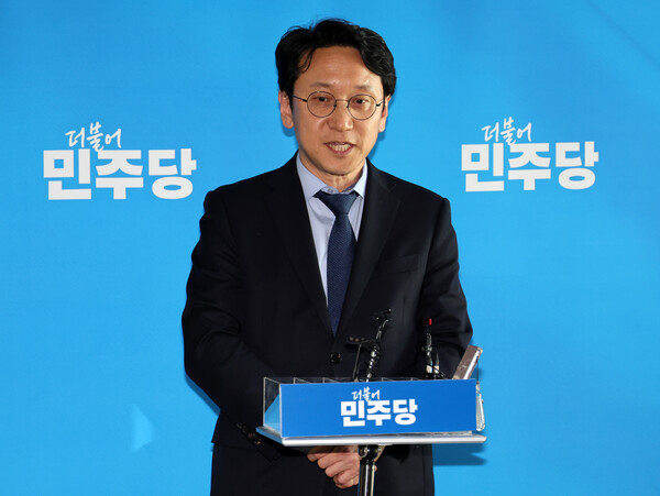 천준호 더불어민주당 대표 비서실장이 25일 오후 서울 여의도 국회에서 영수회담 2차 실무회동 관련 브리핑을 하고 있다. photo 뉴시스