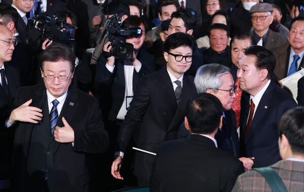 윤석열 대통령이 지난 3월 1일 서울 중구 유관순기념관에서 열린 제105주년 3·1절 기념식을 마친 뒤 한동훈 국민의힘 비상대책위원장, 이재명 더불어민주당 대표 등과 인사하고 있다. photo 뉴시스