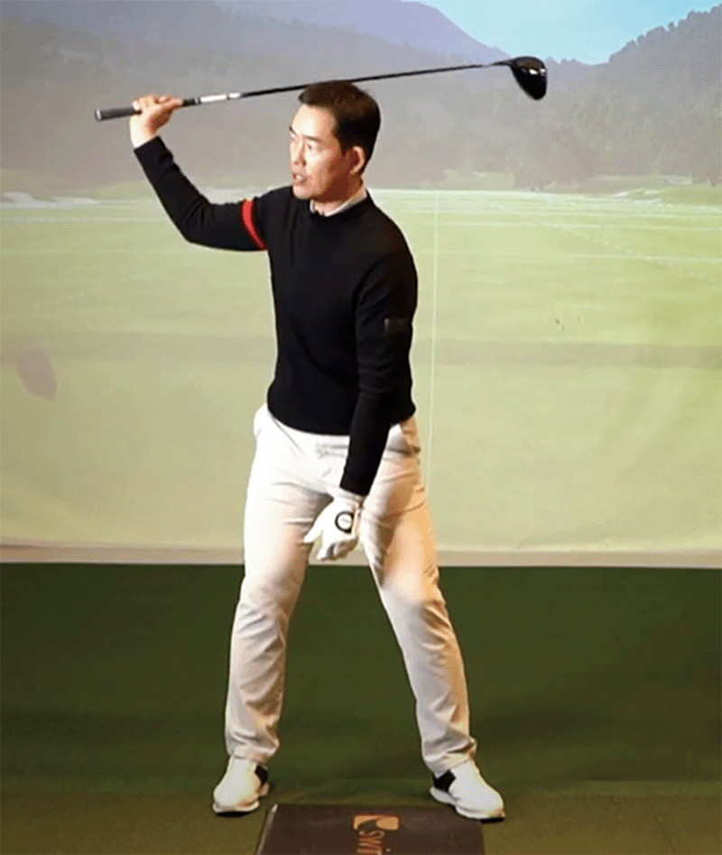 오른손 한손으로 백스윙 톱을 만들고 나서 왼손을 함께 잡는 연습을 하면 일정한 백스윙 모양을 만들기 쉽다. photo 민학수