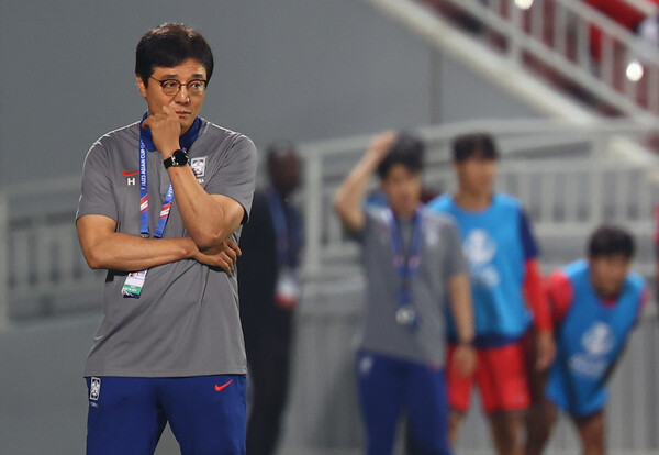 25일(현지시간) 카타르 도하 압둘라 빈 칼리파 스타디움에서 열린 2024 아시아축구연맹(AFC) U-23 아시안컵 8강전 대한민국과 인도네시아의 경기, 한국 황선홍 감독이 경기를 지켜보고 있다. photo 뉴시스