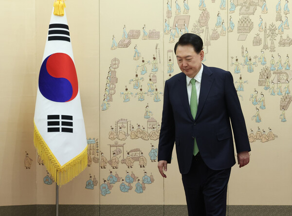 윤석열 대통령이 4월 26일 서울 용산 대통령실 청사에서 열린 주한대사 신임장 제정식을 마친 뒤 환담장으로 향하고 있다. photo 뉴시스