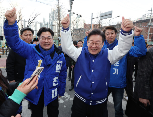 지난 3월 12일 이재명 더불어민주당 대표가 인천 연수갑에 출마한 박찬대 의원과 함께 인천 연수구 옥련시장을 찾아 시민들에게 인사하고 있다. photo 뉴시스