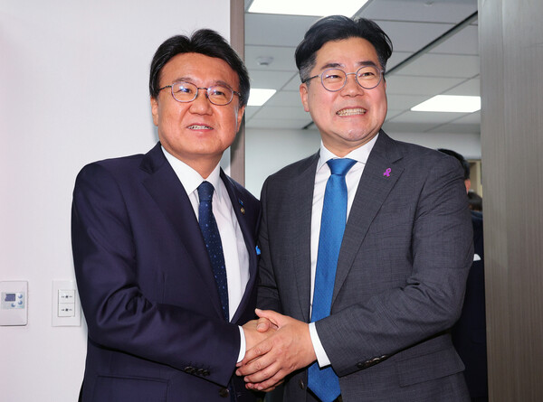 박찬대(오른쪽) 더불어민주당 원내대표가 10일 오전 서울 여의도 국회 의원회관에서 황운하 조국혁신당 원내대표를 예방하고 있다. photo 뉴시스