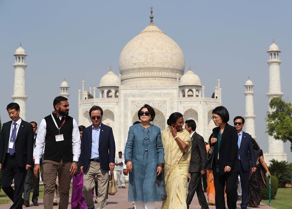 문재인 전 대통령 부인인 김정숙 여사가 지난 2018년 11월 인도를 단독 방문해 타지마할을 찾았다. photo 뉴시스