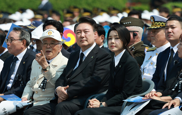 윤석열 대통령과 부인 김건희 여사가 6일 서울 동작구 국립서울현충원에서 열린 제69회 현충일 추념식에 참석하고 있다. photo 대통령실통신사진기자단