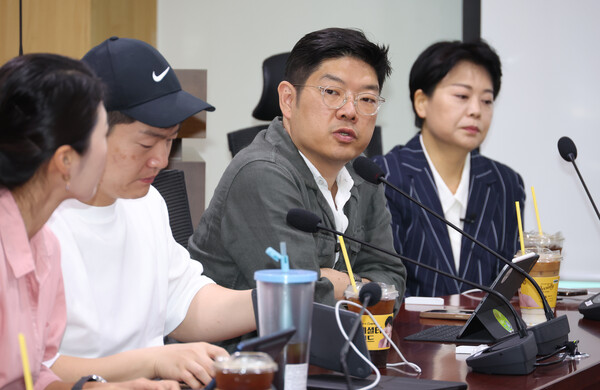 국민의힘 3040세대 모임 ‘첫목회’ 이재영 간사가 6일 오전 서울 여의도 국회 의원회관 간담회의실에서 열린 연금개혁 관련 윤희숙 전 의원의 특강에서 발언을 하고 있다. photo 뉴시스