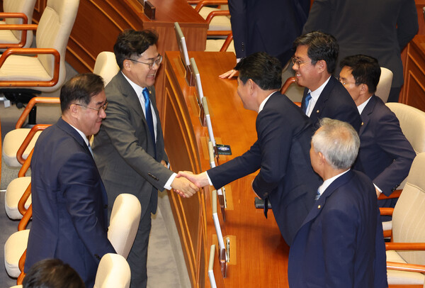 더불어민주당 박찬대 원내대표와 의원들이 10일 서울 여의도 국회에서 열린 제415국회(임시회) 제2차 본회의에서 상임위원장 선거를 마친 후 산회하자 밝은 표정으로 인사하며 퇴장하고 있다. photo 뉴시스