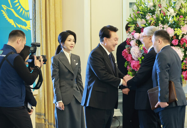 카자흐스탄을 국빈 방문한 윤석열 대통령과 부인 김건희 여사가 지난 12일(현지시간) 아스타나 대통령궁에서 열린 공식 환영식에 입장하며 카슴-조마르트 토카예프 카자흐스탄 대통령과 인사하고 있다.  photo 뉴시스