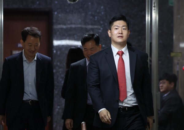 김재섭 국민의힘 의원이 지난달 29일 서울 여의도 국회에서 열린 제22대 국회의원 당선자 총회에 참석하고 있다. photo 뉴시스