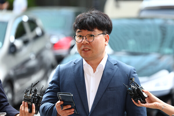 김건희 여사 명품백 수수 의혹 폭로와 관련해 서울의 소리 이명수씨가 14일 서울 영등포구 영등포경찰서에 출석하며 입장을 밝히고 있다. photo 뉴시스