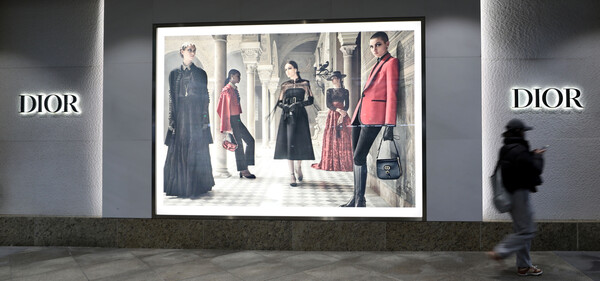 서울 시내 한 백화점 디올 광고판. photo 뉴시스
