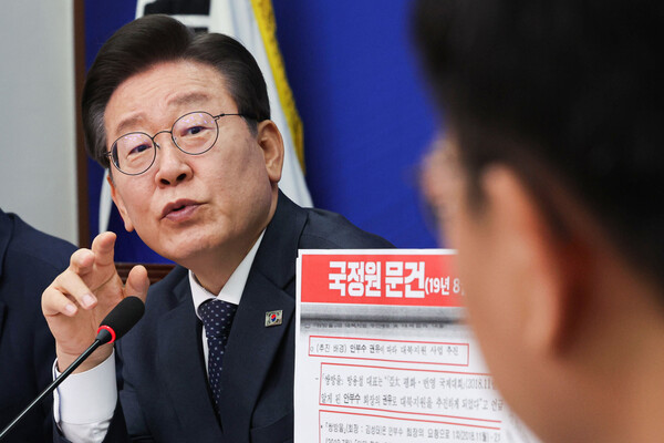 이재명 더불어민주당 대표와 박찬대 원내대표가 14일 오전 서울 여의도 국회에서 열린 최고위원회의에서 '쌍방울 대북송금 관련 발언을 하고 있다. photo 뉴시스