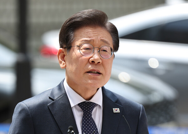 이재명 더불어민주당 대표가 14일 서울 서초구 서울중앙지방법원에서 열린 자신의 공직선거법 위반 혐의(故 김문기 성남도시개발공사 개발1처장, 백현동 부지 용도변경과 관련해 허위사실을 공표한 혐의) 24차 공판에 출석하며 발언하고 있다. photo 뉴시스