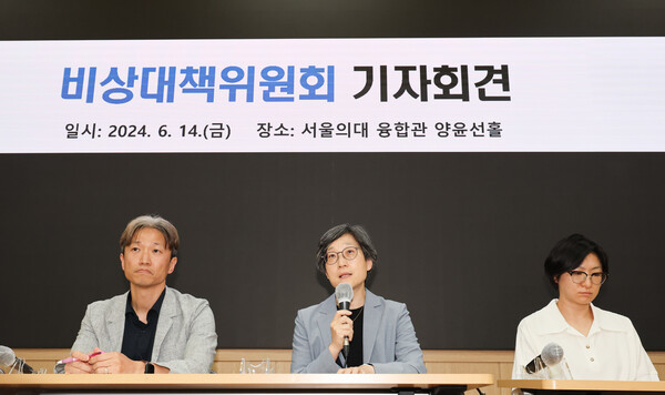 강희경 서울의대-서울대병원 교수협의회 비상대책위원장이 14일 오후 서울 종로구 서울의대 융합관 양윤선홀에서 열린 비상대책위원회 기자회견에서 입장을 밝히고 있다. photo 뉴시스