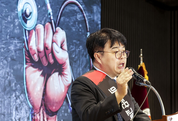 임현택 대한의사협회 회장이 9일 서울 용산구 대한의사협회에서 열린 의료농단 저지 전국의사대표자회의에서 투쟁 선포를 하고 있다. photo 뉴시스