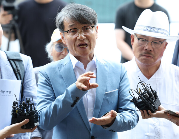 김건희 여사에게 명품가방을 건네는 장면을 몰래 촬영한 혐의를 받고 있는 최재영 목사가 13일 오전 서울 영등포구 영등포경찰서에서 '건조물 침입' 등 고발 사항과 관련 조사를 받기 위해 경찰에 출석하며 취재진의 질문에 답변하고 있다. photo 뉴시스