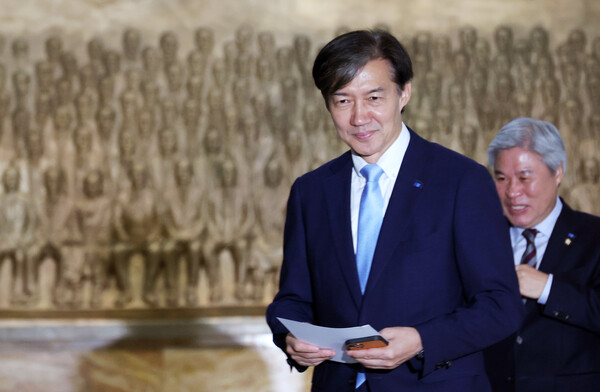 조국 조국혁신당 대표가 지난 14일 서울 여의도 국회 로텐더홀에서 열린 최고위원회의에 참석하고 있다. photo 뉴시스