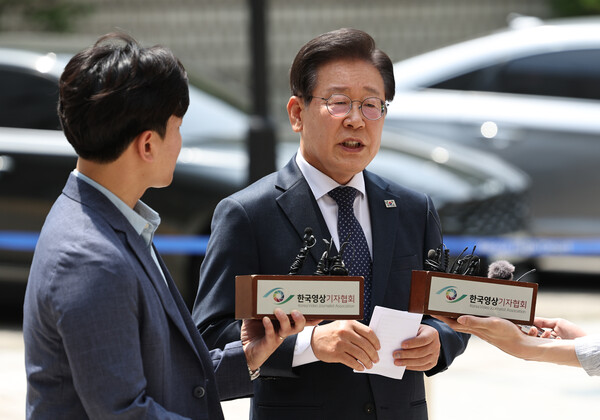 이재명 더불어민주당 대표가 지난 14일 서울 서초구 서울중앙지방법원에서 열린 자신의 공직선거법 위반 혐의(故 김문기 성남도시개발공사 개발1처장, 백현동 부지 용도변경과 관련해 허위사실을 공표한 혐의) 24차 공판에 출석하며 발언하고 있다. photo 뉴시스