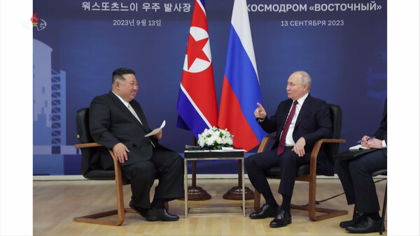 북한 김정은 국무위원장이 지난 13일 러시아 아무르주 보스토치니 우주기지에서 블라디미르 푸틴 러시아 대통령과 회담하는 모습을 조선중앙TV가 보도하고 있다. photo 뉴시스