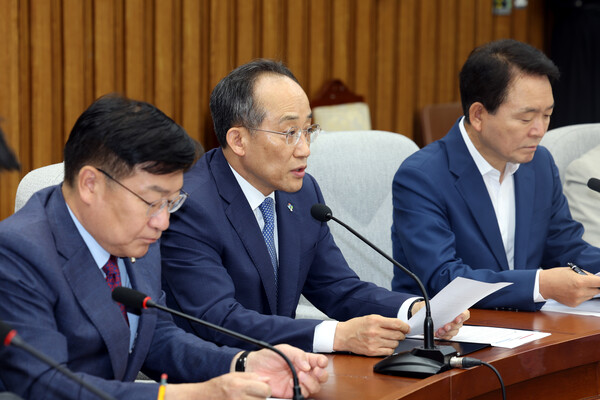 추경호 국민의힘 원내대표(가운데)가 18일 오전 서울 여의도 국회에서 열린 원내대책회의에서 발언하고 있다. photo 뉴시스
