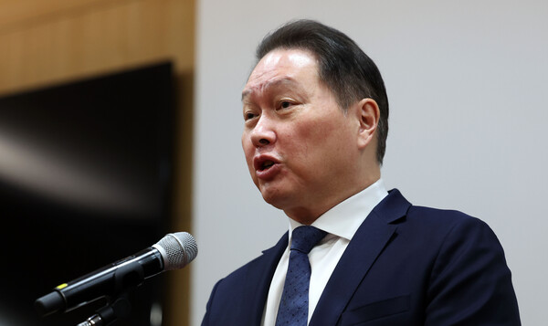 최태원 SK그룹 회장이 17일 서울 종로구 SK서린빌딩에서 노소영 아트나비센터 관장과의 이혼소송·재산분할 항소심 판결 관련 공식 입장을 발표하고 있다. photo 뉴시스