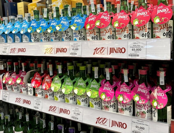 베트남 하노이의 한 기업형 슈퍼마켓(SSM)에 진열된 하이트진로의 소주 제품들. photo 하이트진로