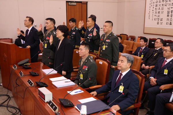 이종섭 전 국방부 장관과 임성근 전 해병대 1사단장 등 증인들이 21일 서울 여의도 국회에서 열린 제3차 법제사법위원회 전체회의, 순직 해병 수사 방해 및 사건 은폐 등의 진상규명을 위한 특별검사의 임명 등에 관한 법률안 관련 입법청문회에서 증인선서를 거부하고 있다. photo 뉴시스