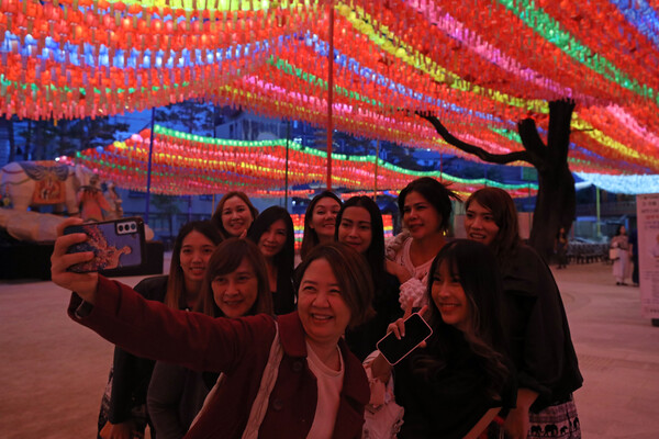 조계사를 찾은 태국인 관광객들. photo 뉴시스