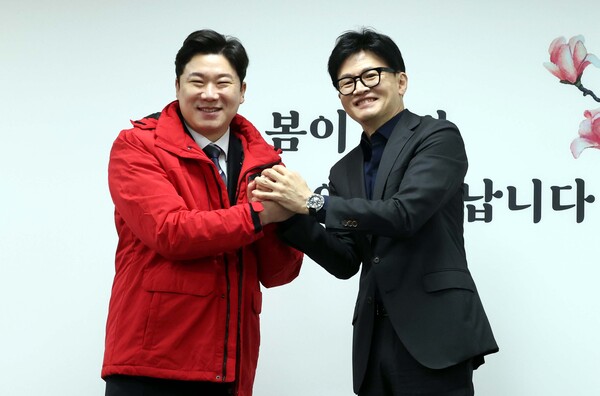 한동훈 국민의힘 비상대책위원장이 5일 오전 서울 여의도 국민의힘 중앙당사에서 열린 영입인재 환영식에서 진종오 전 사격 국가대표와 두 손을 잡고 있다. photo 뉴시스