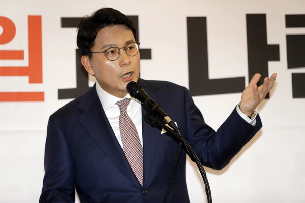 윤상현 국민의힘 국회의원이 21일 오전 인천 미추홀구 용현시장에서 기자회견을 열고 ‘국민의힘 당대표’ 출마선언을 하고 있다. photo 뉴시스