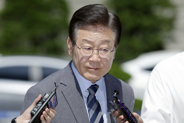 이재명 더불어민주당 대표가 21일 서울 서초구 서울중앙지방법원에서 열린 대장동 배임 및 성남FC 뇌물 사건에 대한 공판에 출석하고 있다. photo 뉴시스