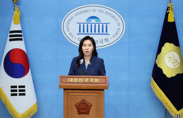 강유정 더불어민주당 원내대변인이 16일 서울 여의도 국회 소통관에서 국민의힘 상임위 거부 및 대법관 후보 발표 관련 브리핑을 하고 있다. photo 뉴시스