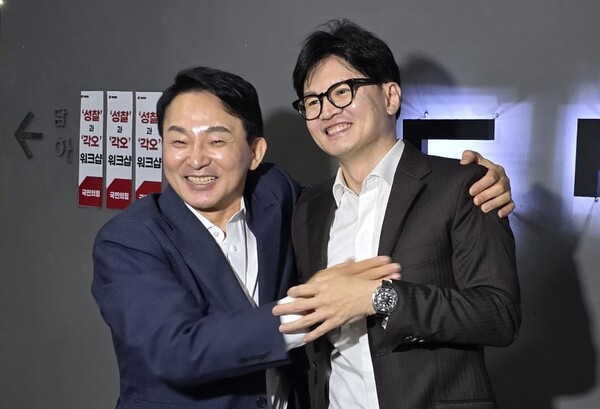 국민의힘 당 대표 출마를 선언한 한동훈 전 비대위원장과 원희룡 전 국토교통부 장관이 23일 오후 경기도 남양주시 더 드림핑에서 열린 ‘성찰과 각오’ 당협위원장 워크샵에서 만나 인사를 하고 있다. photo 원희룡 캠프 제공