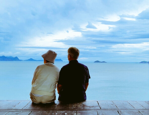 문재인 전 대통령의 딸 문다혜씨가 소셜네트워크(SNS)에 올린 문 전 대통령 부부의 모습. photo X(옛 트위터) 캡처