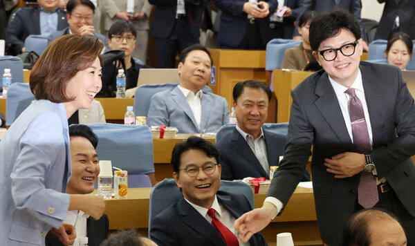 국민의힘 당 대표 경선 출마를 선언한 나경원(왼쪽) 의원, 원희룡 전 국토교통부 장관, 윤상현 의원, 한동훈(오른쪽) 전 비상대책위원장이 24일 오전 서울 여의도 국회 의원회관에서 열린 국민의힘 초선의원 공부모임에 참석해 인사를 나누고 있다. photo 뉴시스