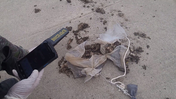 북한이 오물풍선 살포 도발을 재개한 가운데 2일 군 폭발물처리반(EOD)가 충북 충주시에서 발견된 북, 대남 오물풍선에 대한 조치를 하고 있다. photo 합동참모본부 제공