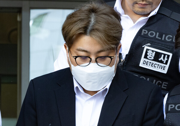 음주 뺑소니 혐의를 받고 있는 트로트 가수 김호중이 지난달 31일 오전 서울 강남경찰서에서 검찰로 송치되고 있다. photo 뉴시스