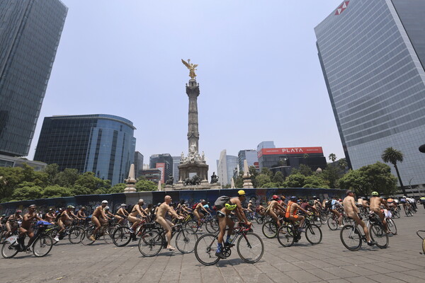 2024년 6월 9일 멕시코의 멕시코시티에서 열린 세계 나체 자전거 타기 행사 참가자들이 도심을 나체 상태로 질주하고 있다. photo 뉴시스 / ap