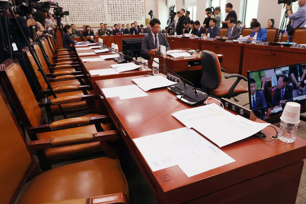 지난 21일 오전 서울 여의도 국회에서 법제사법위원회의 순직 해병 수사 방해 및 사건 은폐 등의 진상규명을 위한 특별검사의 임명 등에 관한 법률안 관련 입법청문회가 열린 가운데 국민의힘 위원석이 비어 있다 photo 뉴시스