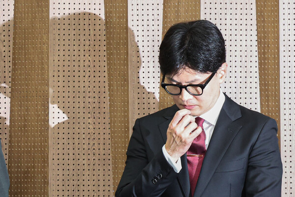 한동훈 전 국민의힘 비상대책위원장이 지난 23일 오후 서울 여의도 국회 소통관에서 당대표 출마 선언 기자회견을 하기 전 생각에 잠겨 있다. photo 뉴시스