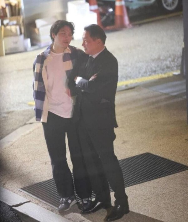 최태원 SK그룹 회장이 아들 인근 씨와 스마트폰을 보고 있다. photo 디시인사이드 캡처