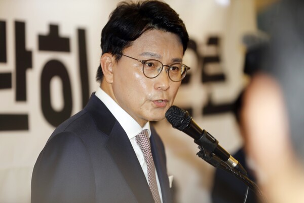 윤상현 국민의힘 국회의원이 지난 21일 오전 인천 미추홀구 용현시장에서 기자회견을 열고 ‘국민의힘 당대표’ 출마선언을 하고 있다. photo 뉴시스