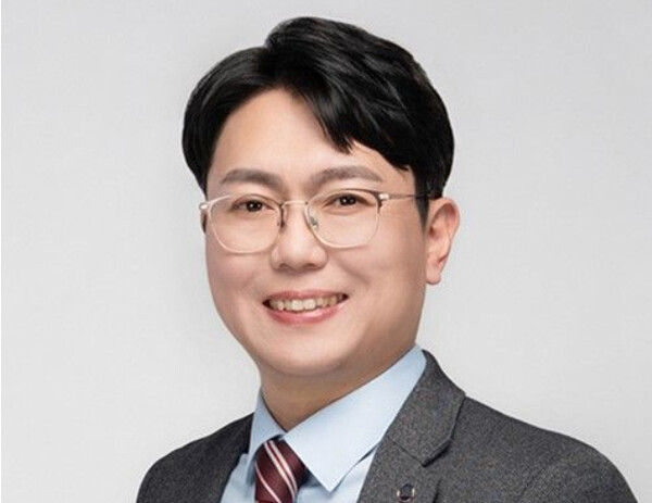 박정현 한국교원단체총연합회(교총) 신임 회장이 자신의 성 비위 의혹에 대해 사실이 아니라고 해명한 가운데 과거 제자에게 "나의 여신님", "안아주고 싶다"는 등 내용이 담긴 편지를 보낸 것으로 전해졌다. 한국교원단체총연합회 제39대 회장에 당선된 박정현 인천 부원여중 교사(44). photo 뉴시스(한국교원단체총연합회 제공)