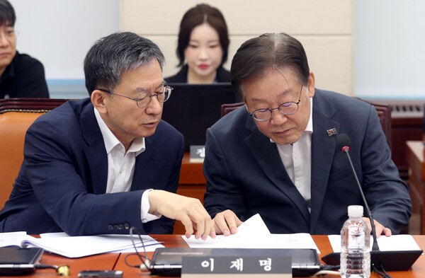 왼쪽부터 정성호 더불어민주당 의원과 이재명 전 당대표. photo 뉴시스